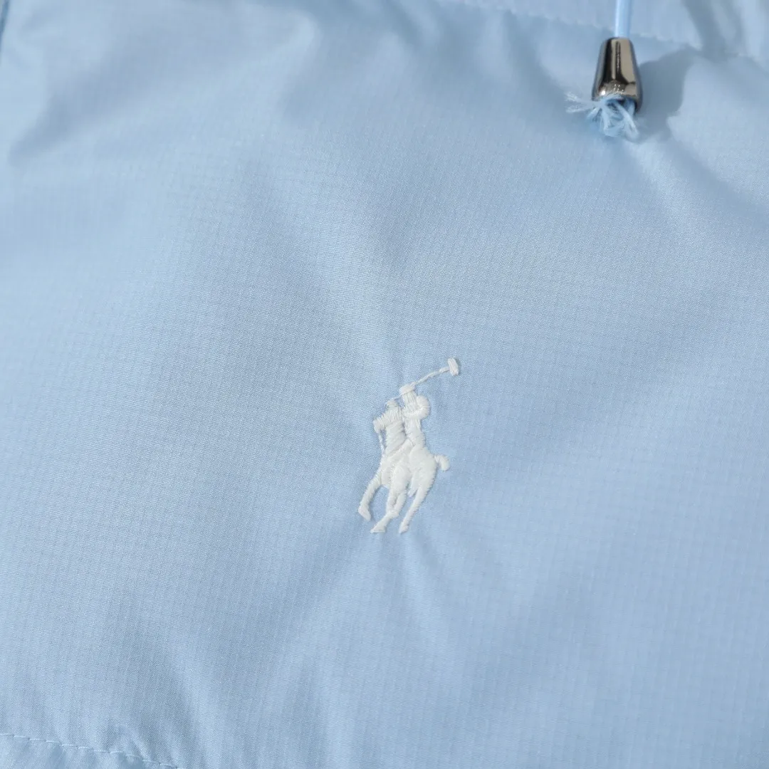 P680 #R58 Ralph Lauren/Ralph Lauren classic new down jacket jacket with detachable hood extra thick plush down jacket men's top "Thousands of stitches of electric embroidery, the logo is like a work of art" The imported Barudan embroidery machine is used to carve the classic polo logo with precision electric embroidery technology. Each letter is full and three-dimensional, with clear details, making it the "most expensive embroidered logo" on the down jacket, highlighting its extraordinary status. "75% national standard high-quality white duck down, light and heat-locking" is filled with 75% high-quality white duck down, which is light and pressure-free, but has excellent warmth retention. After compression, it can quickly rebound and become fluffy, say goodbye to bloat, embrace unburdened warmth, and face the cold winter without timidity. "Technical fabrics that protect against cold and wind and rain" · Long-lasting fluffy and non-stiffening, consistent thermal performance · 400T high-density gallbladder + pinhole retraction technology, completely say goodbye to velvet · Windproof and waterproof matte fabric with adjustable hem, easy to deal with bad weather "Five colors come together to interpret diverse styles" · White: pure first snow, fresh and versatile · Black: classic without limits, calm and atmospheric · Navy blue: low-key and elegant, suitable for both business and leisure · Sky blue: bright and healing, brightening up dull winter days · Khaki: retro and gentle, the first choice for urban wanderers "The details are authentic, the texture is everywhere" The original electroplated YK zipper is smooth and durable, the detachable hood can be worn multiple times, and the original hangtag and washable label ensure authentic quality. The same design for men and women makes it easy to control whether it is used as a couple's outfit or to create personal style, making it an indispensable fashion equipment this winter.  Color: Black, Navy, Khaki, White, Sky Blue Size: S M L